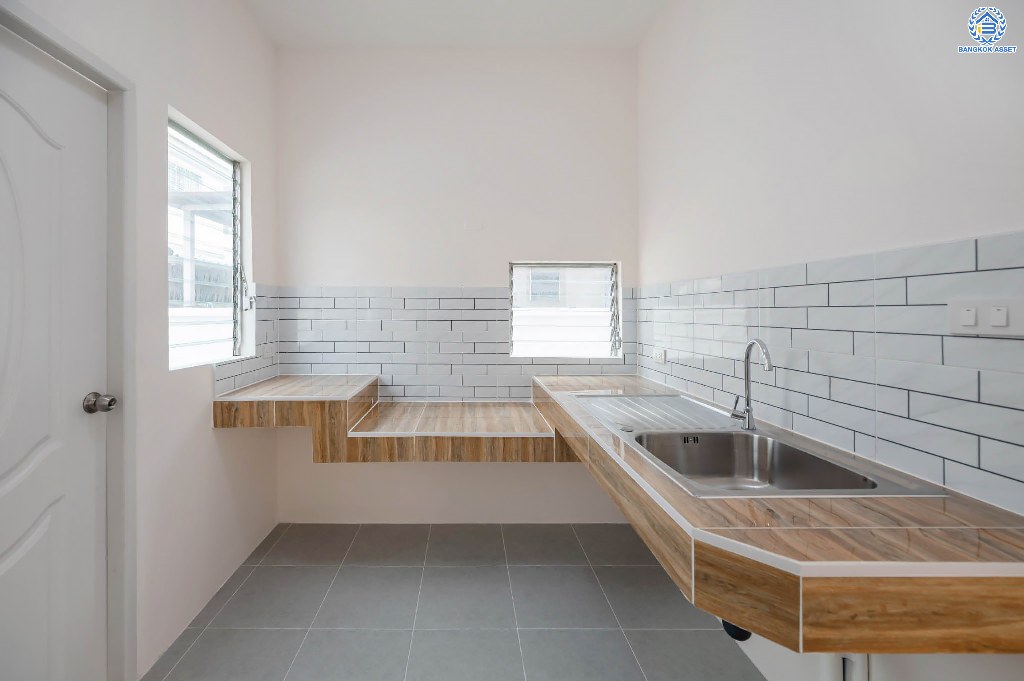 บ้านมือสองตกแต่งใหม่ โครงการ พฤกษ์ลดา พุทธสาคร หลังริม เนื้อที่ 54.50 ตร.ว. ฟังก์ชัน 3 ห้องนอน 2 ห้องน้ำ 2 ที่จอดรถ สภาพแวดล้อมโครงการร่มรื่น บนทำเลเดินทางสะดวก ติดถนนพุทธสาคร เชื่อมต่อถนนเพชรเกษม ถนนพุทธมณฑลสาย4 ถนนบรมราชชนนี ใกล้รถไฟฟ้าสายสีน้ำเงิน "สถานีหลักสอง"